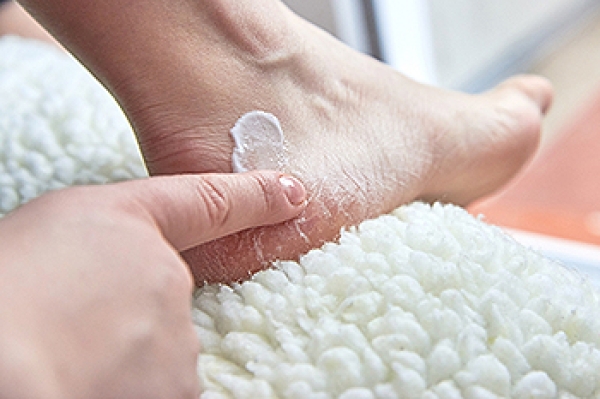 Petroleum jelly cracked on sale feet